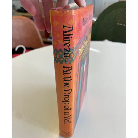 [SIGNED] At The Drop of a Veil - Book by Marianne Alireza - Picture 4 of 4